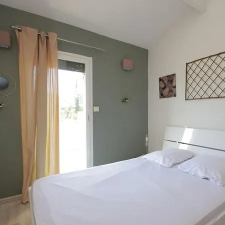 Holiday home Climatisee 6p Dans Avec Piscine Saint-Cyprien (Pyrenees-Orientales)